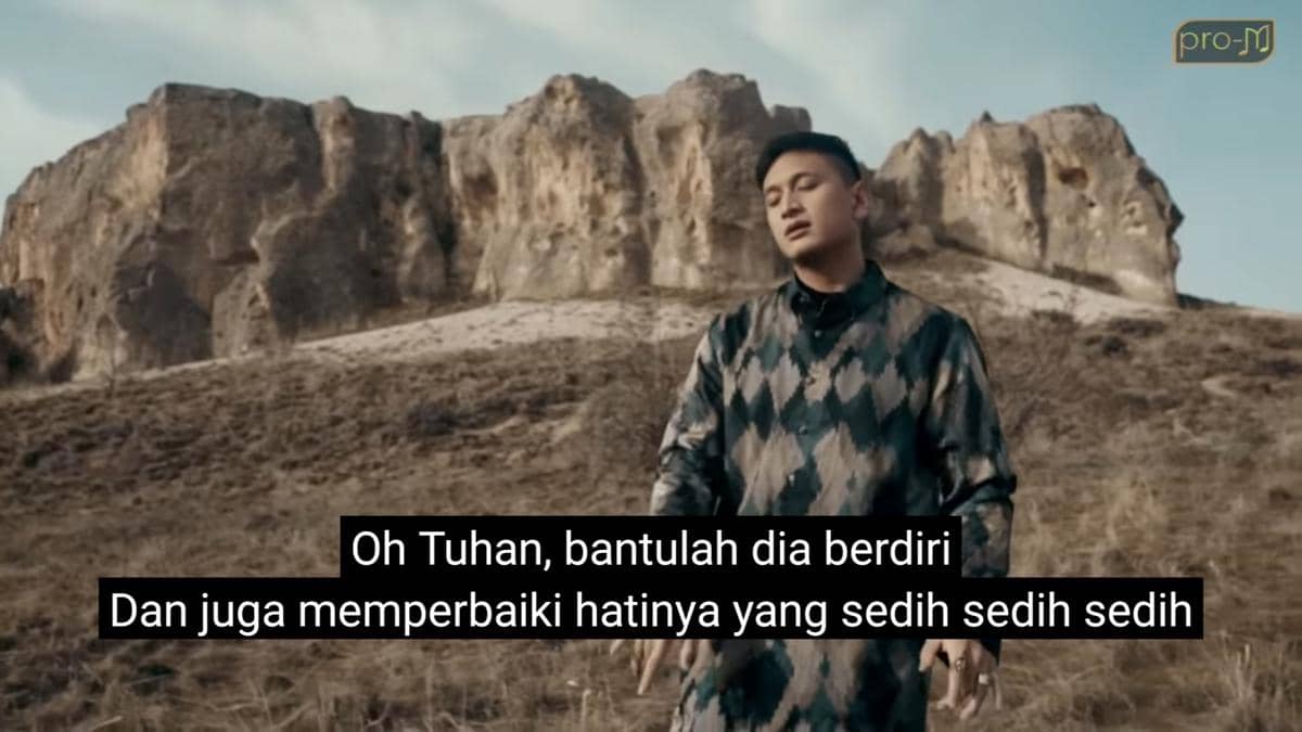 cuplikan video klip "Tersenyum Lagi"