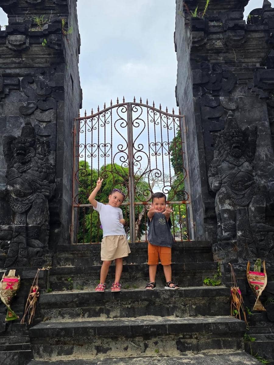 Randy Pangalila dan keluarga