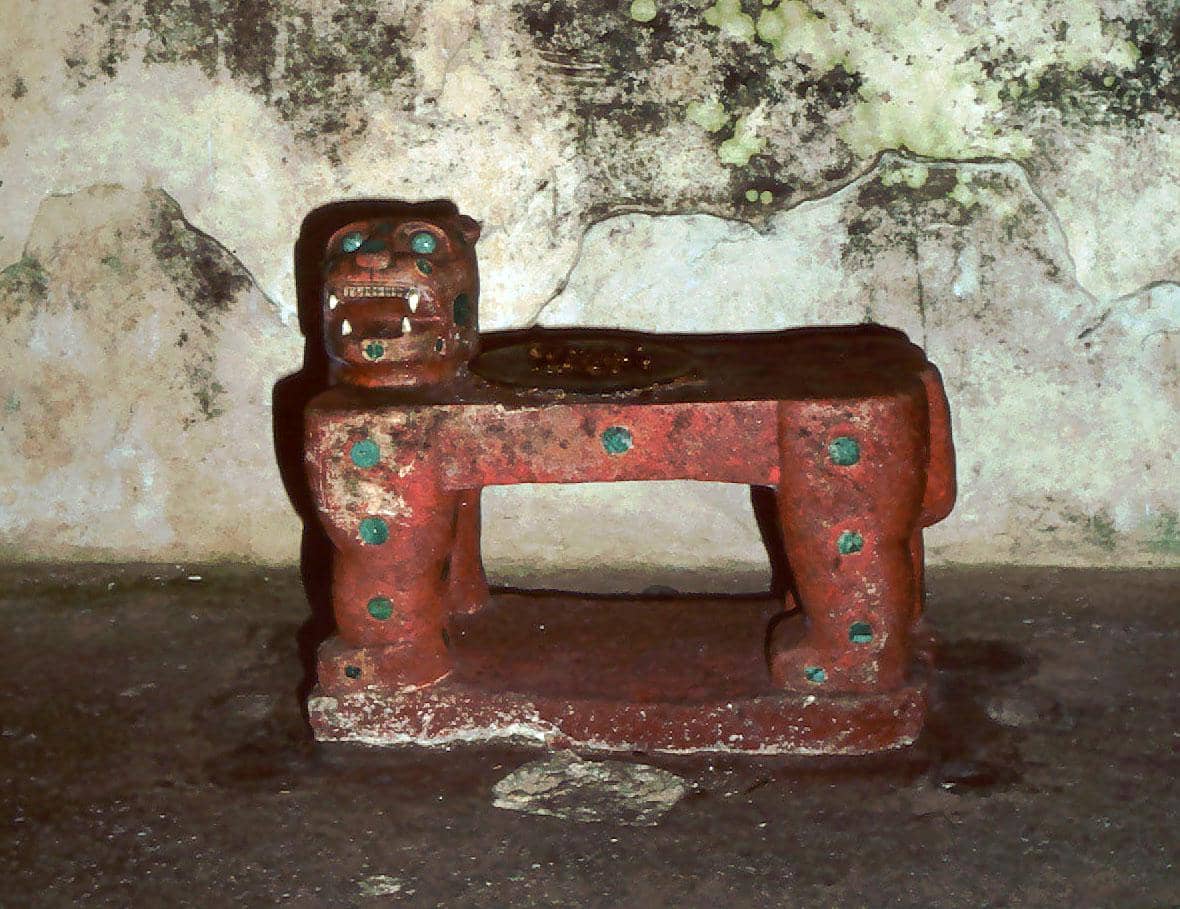 Singgasana Jaguar Merah, artefak Maya yang ditemukan di dalam El Castillo.
