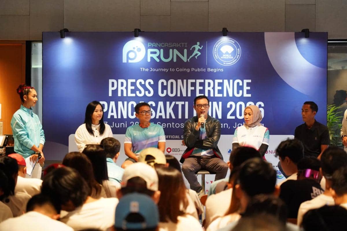 Konferensi pers Pancasakti Run 2026 dengan sejumlah pembicara duduk di depan audiens membahas acara lari bertema penyelamatan bumi.