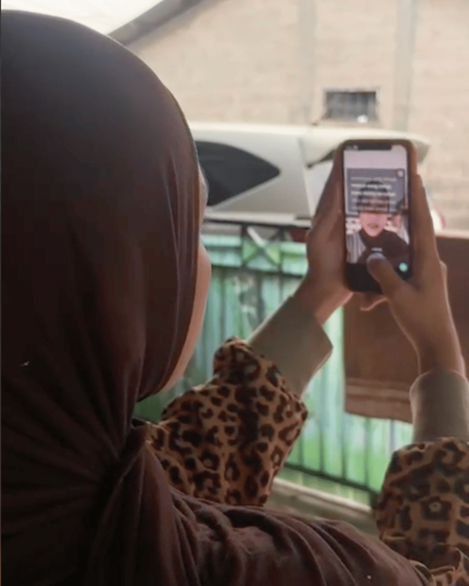 Ulva saat sedang membuat narasi konten videonya.