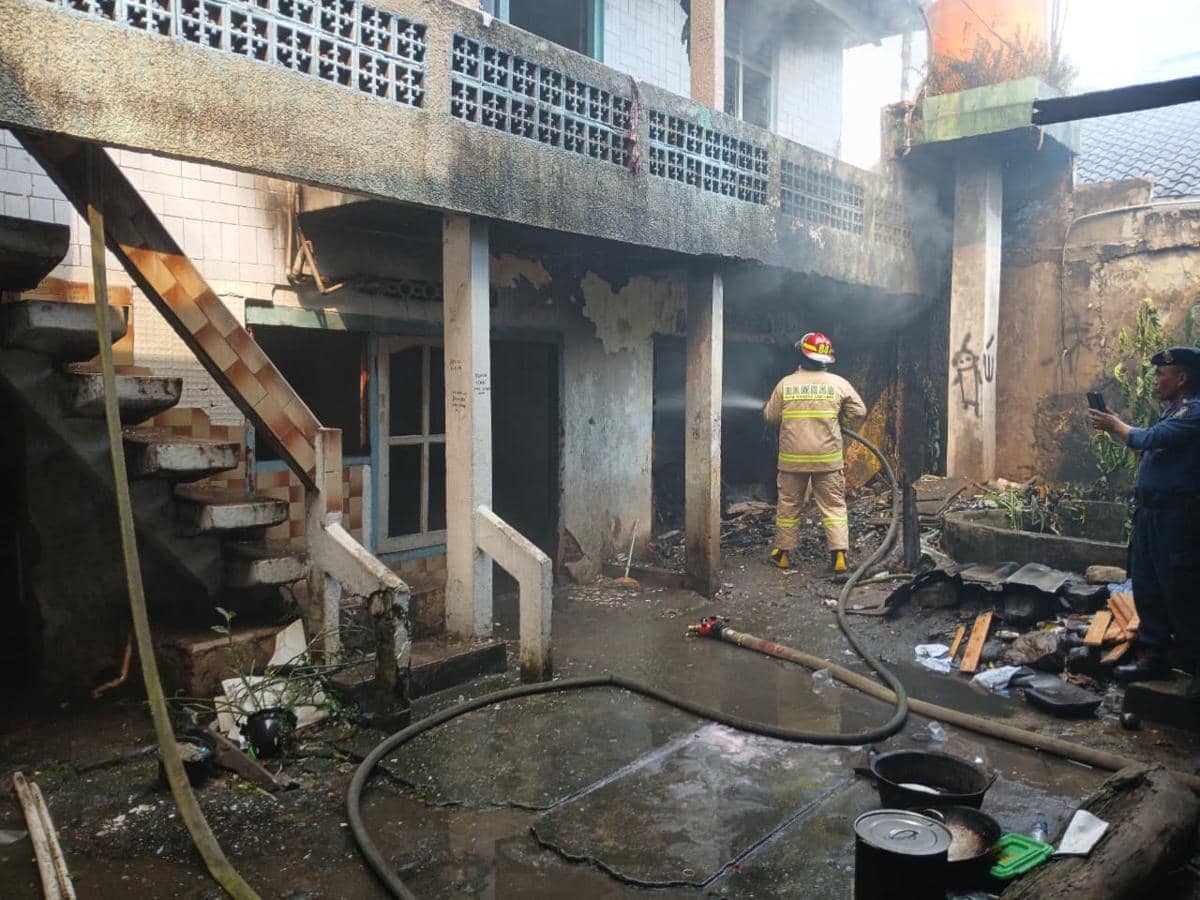 Diduga dari Bakar Sampah, Rumah 3 Lantai di Balam Ludes Terbakar