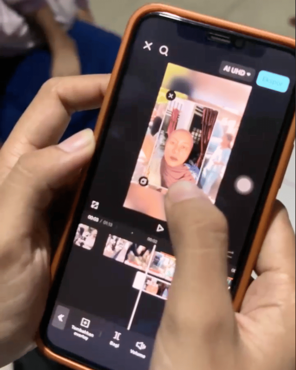 Ulva saat mengedit kontennya di aplikasi editor video, sebelum diunggah di media sosial.