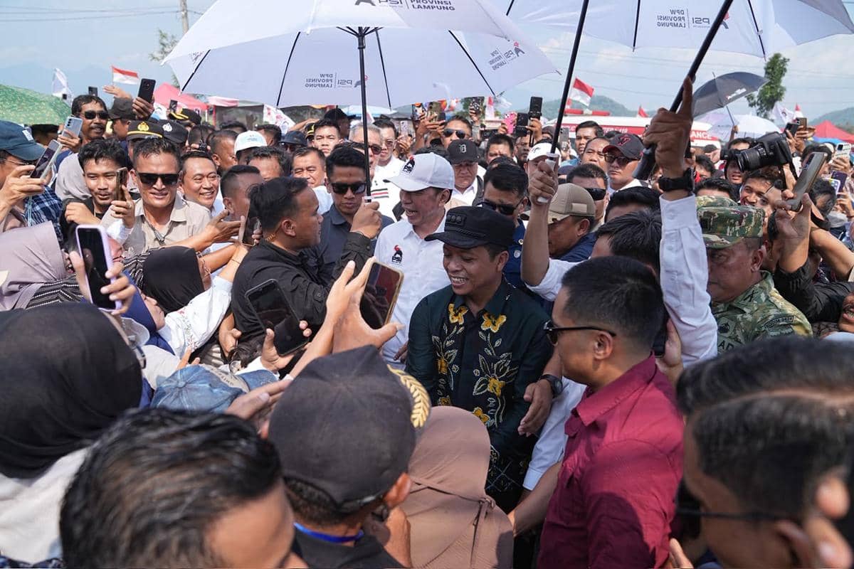 Jokowi Pakai Baju Logo PSI: Artinya Tahu Sendiri