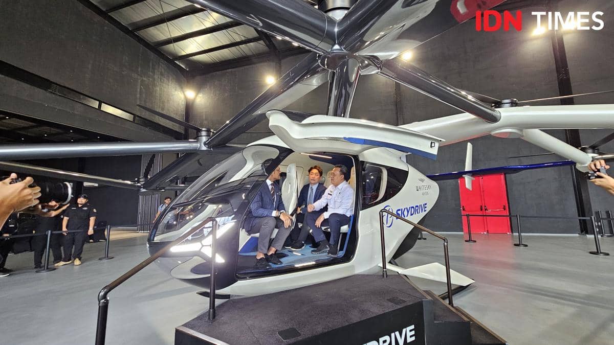 Beberapa orang berdiskusi di dalam kabin kendaraan udara listrik SkyDrive pada acara Welcoming the Future of Air Mobility di Helicity Bandara Soekarno-Hatta.