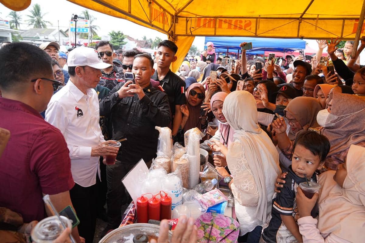 Kunjungi Sentra UMKM Maliosewu, Jokowi Jajan Es Teh dan Sosis Bakar