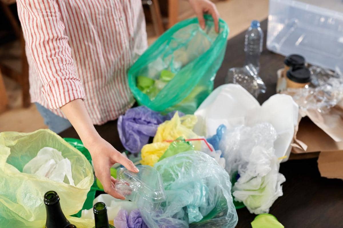 membereskan sampah