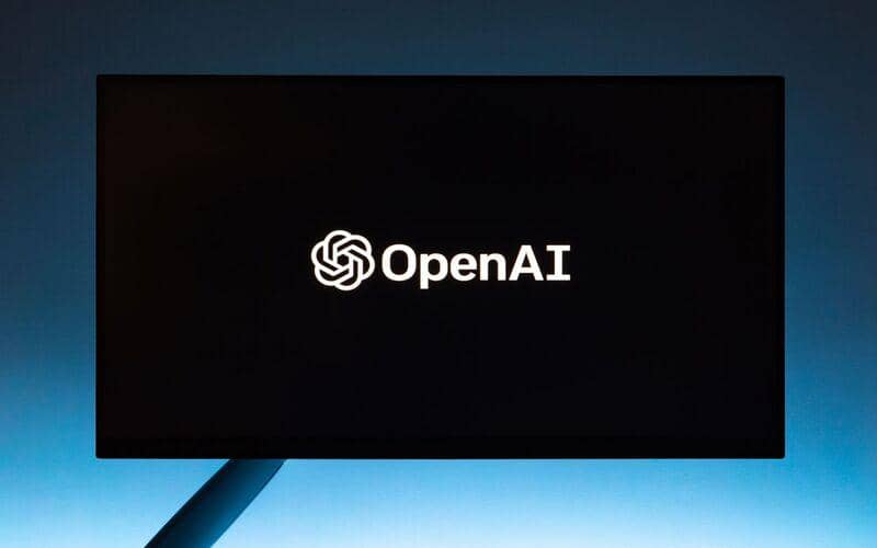 ilustrasi logo OpenAI di layar TV