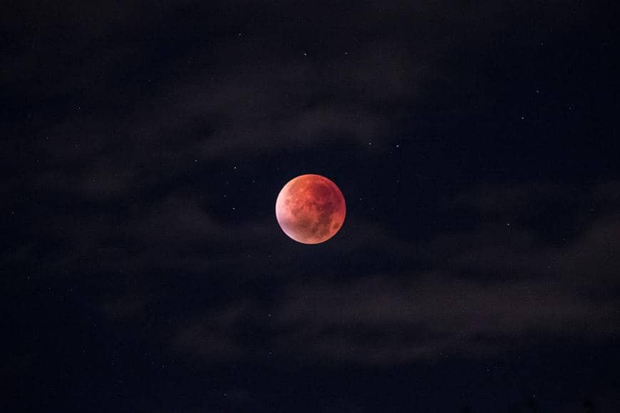 ilustrasi strawberry moon 2026