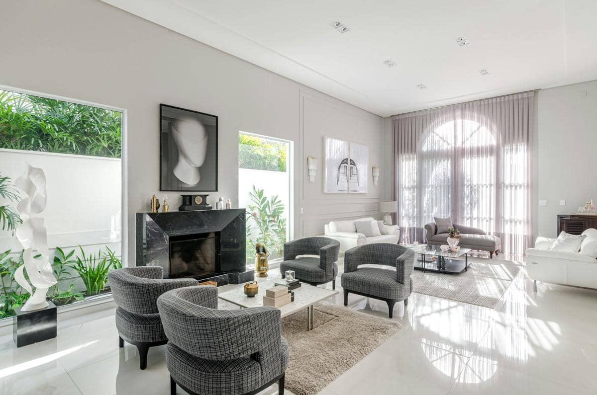 https://unsplash.com/id/foto/ruang-tamu-yang-dipenuhi-dengan-furnitur-dan-perapian-42MrXKOh2VI
