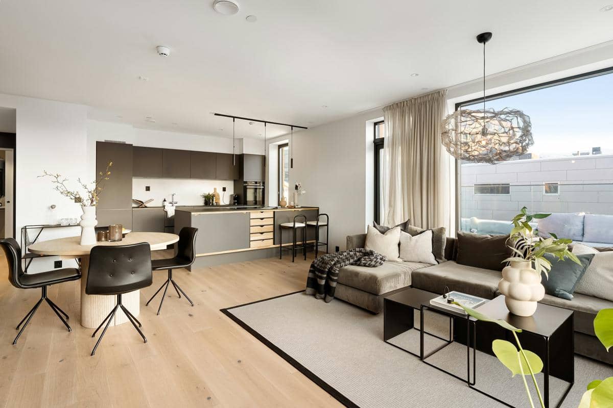 https://unsplash.com/id/foto/ruang-tamu-yang-dipenuhi-dengan-furnitur-dan-jendela-besar-tG0PY-jwzV4