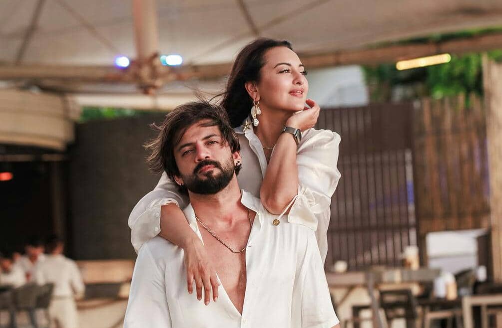 9 Potret Sonakshi Sinha Liburan di Phuket, Rayakan Anniversary