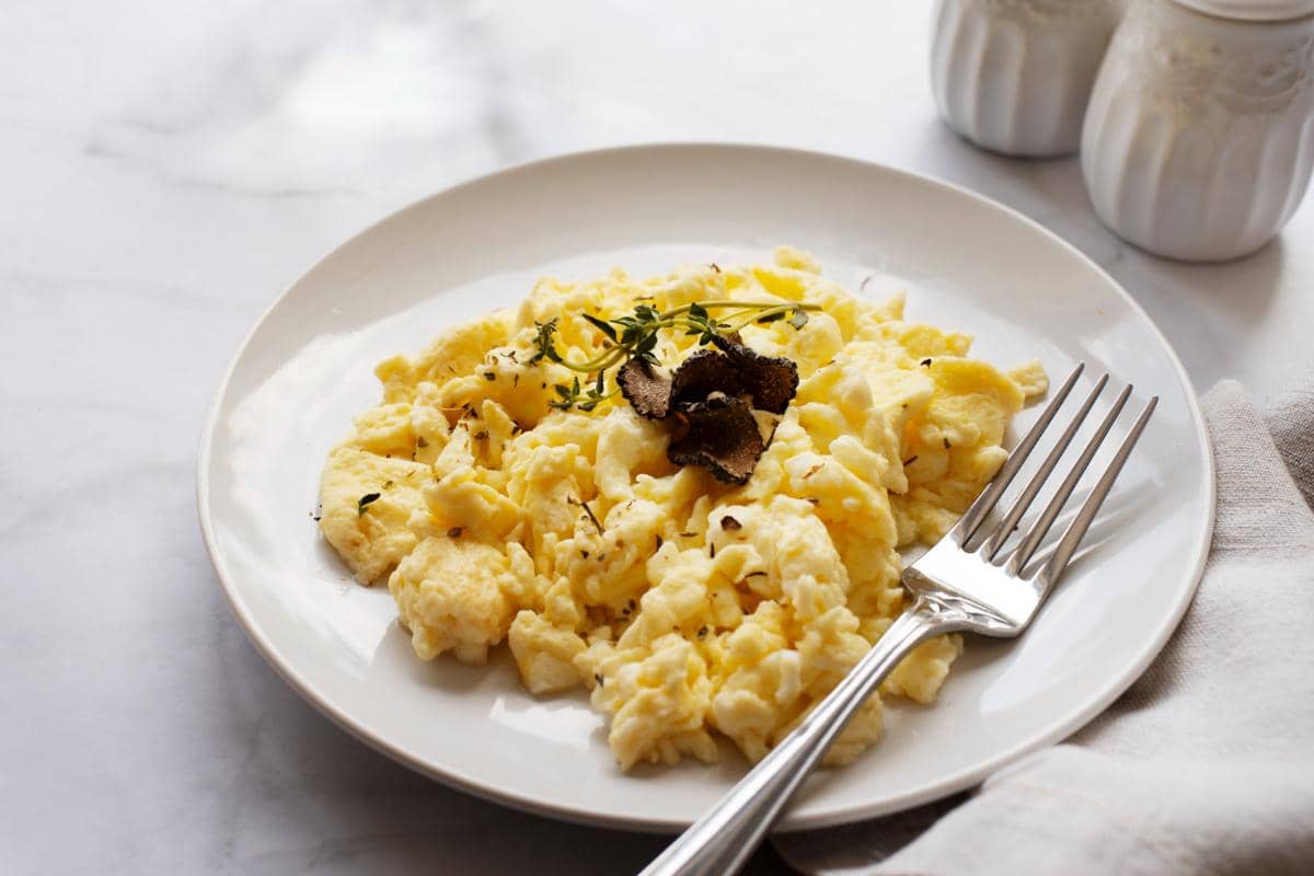 ilustrasi scrambled egg truffle