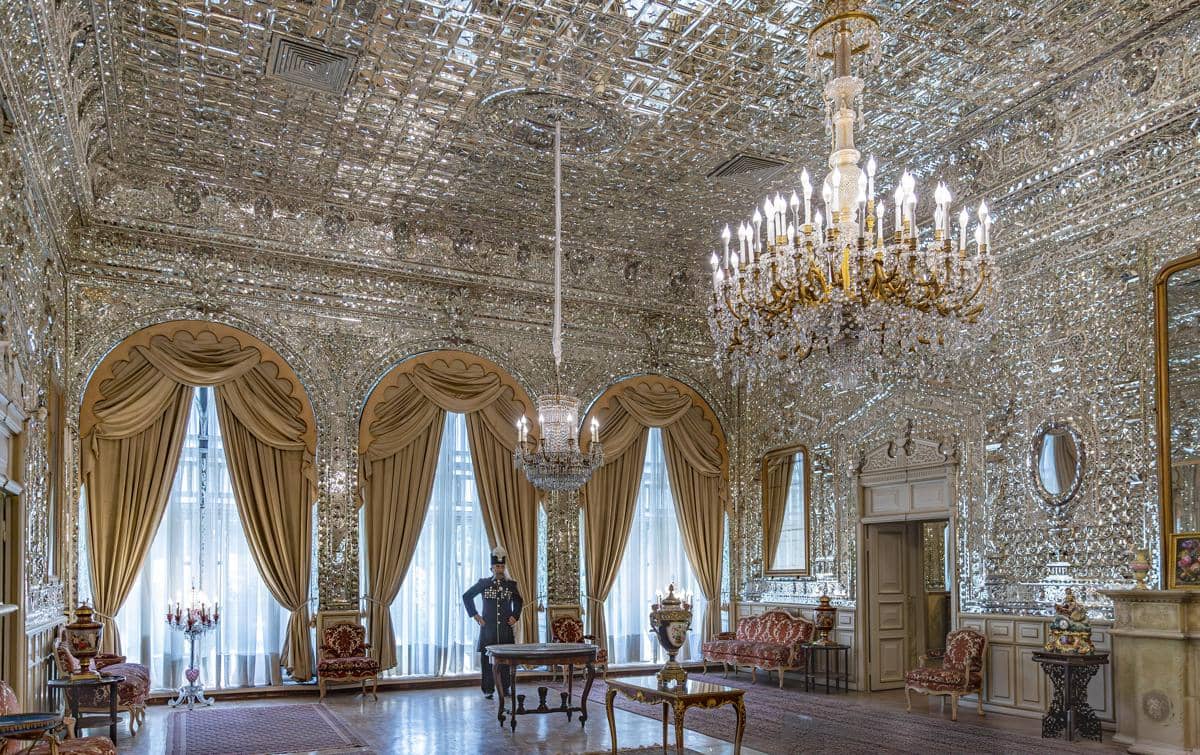 Mirror Hall dihiasi potongan cermin yang memantulkan cahaya ke seluruh ruangan.