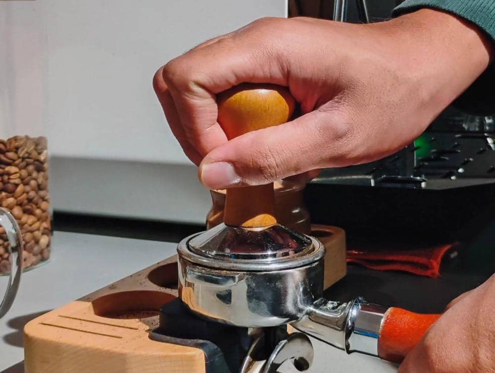 Proses pembuatan kopi di Kedai Ego Amote