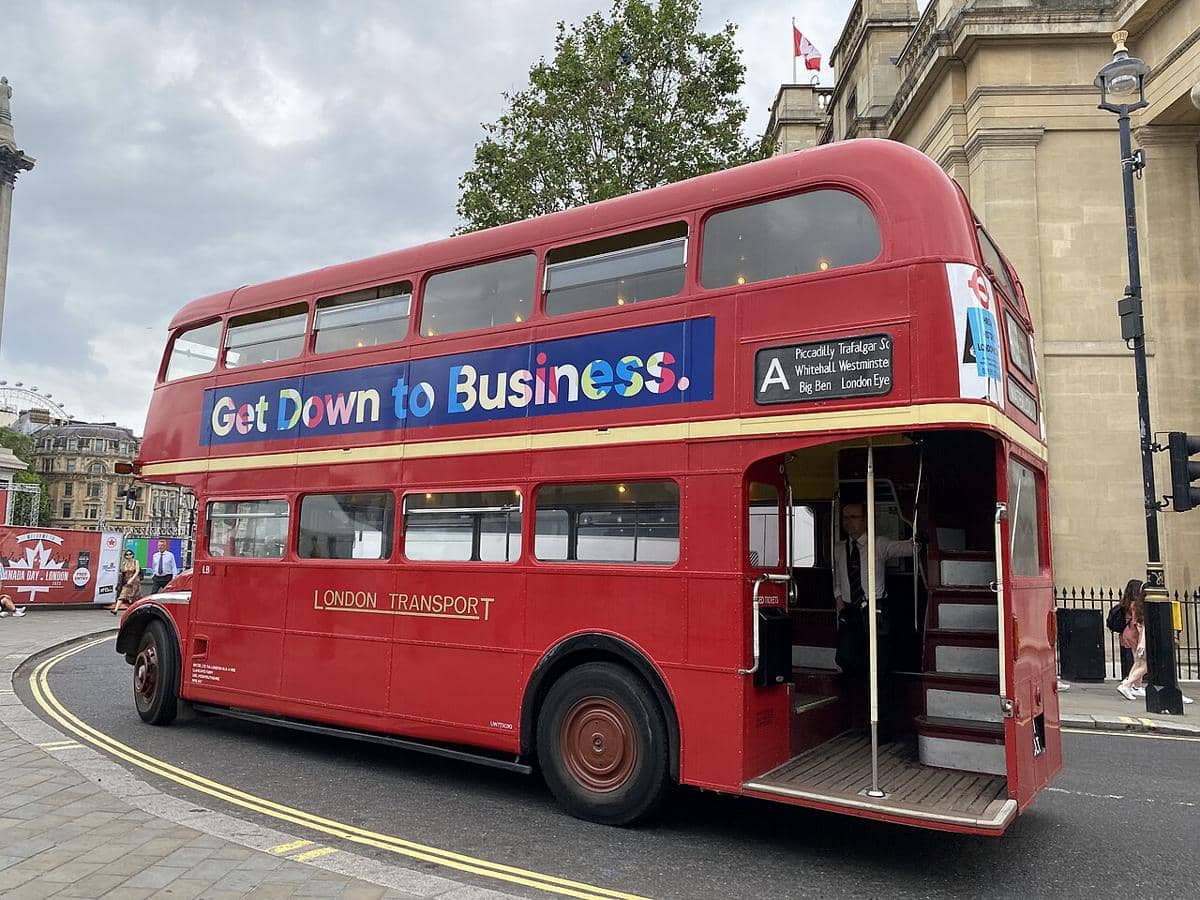 Bus tingkat AEC Routemaster.