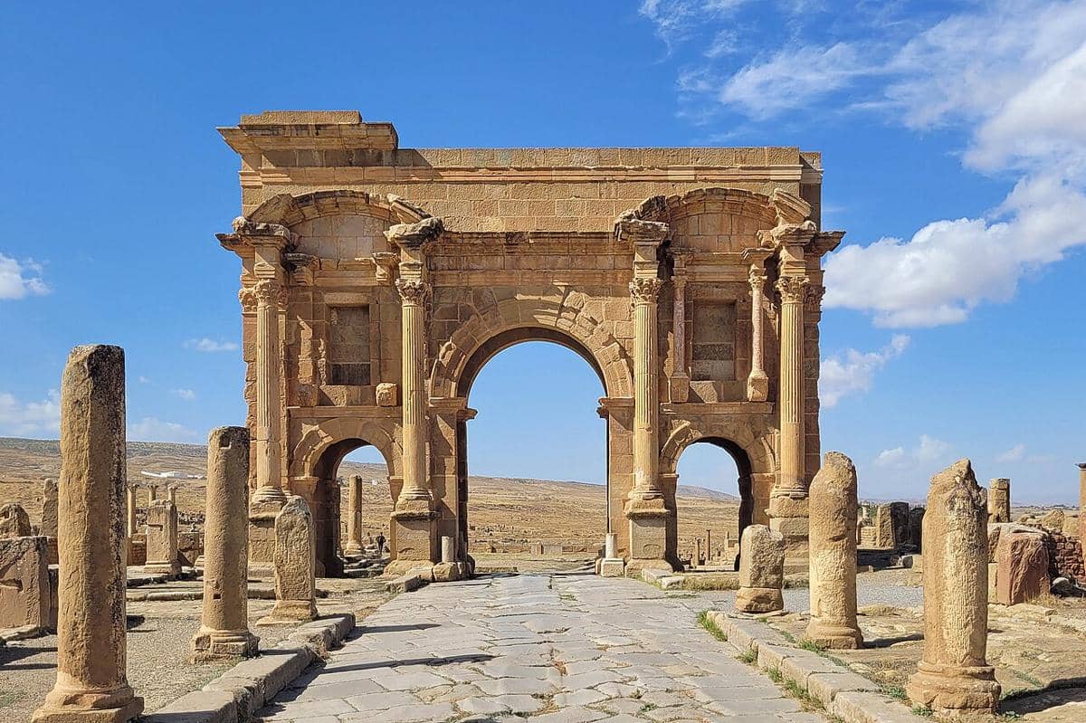 Gapura Trajan di situs arkeologi Timgad, Aljazair.