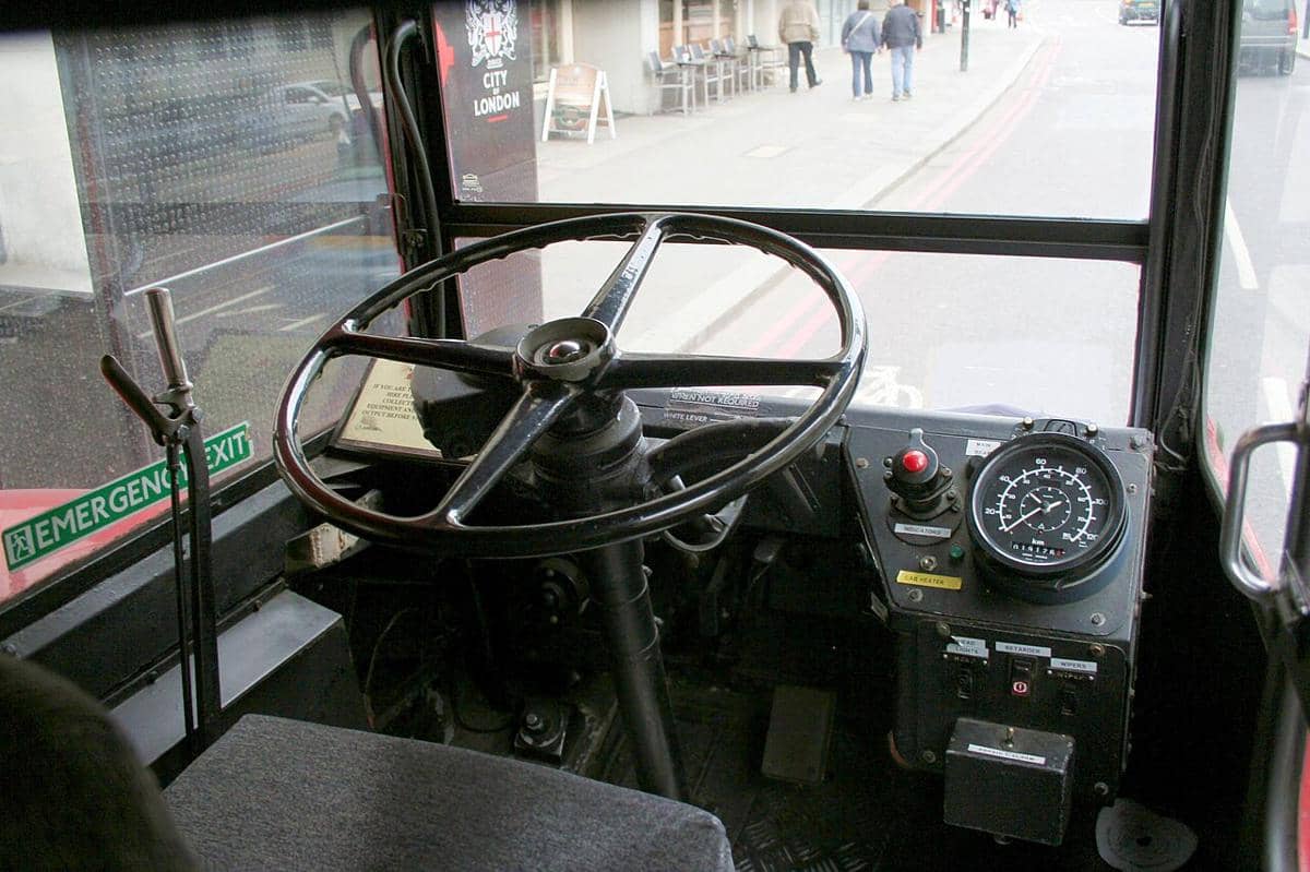 Kabin pengemudi dari bus tingkat AEC Routemaster.