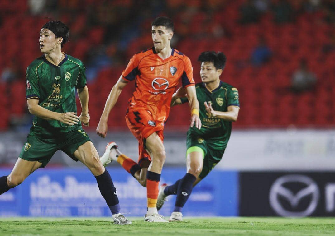 Penampilan bek Nenad Lalic (tengah) saat masih memperkuat Nakhon Ratchasima FC.