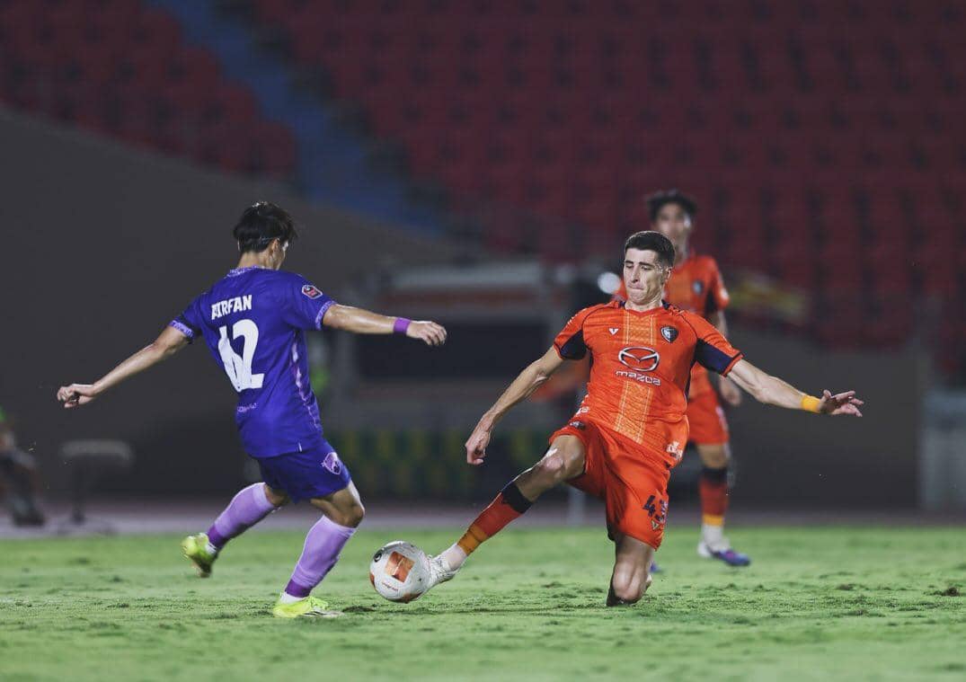 Penampilan bek Nenad Lalic (kanan) saat masih memperkuat Nakhon Ratchasima FC.