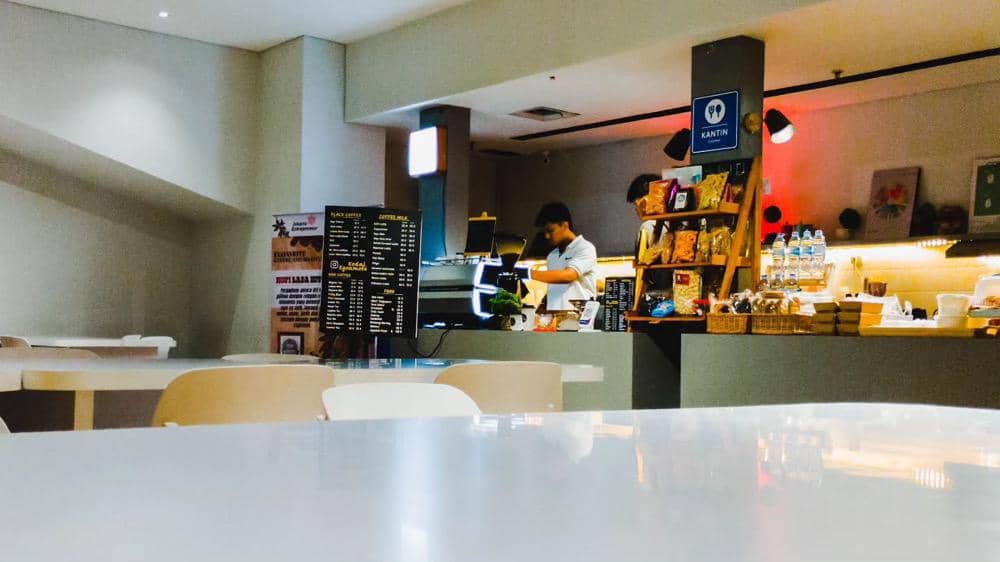 Seorang barista sedang membuat kopi