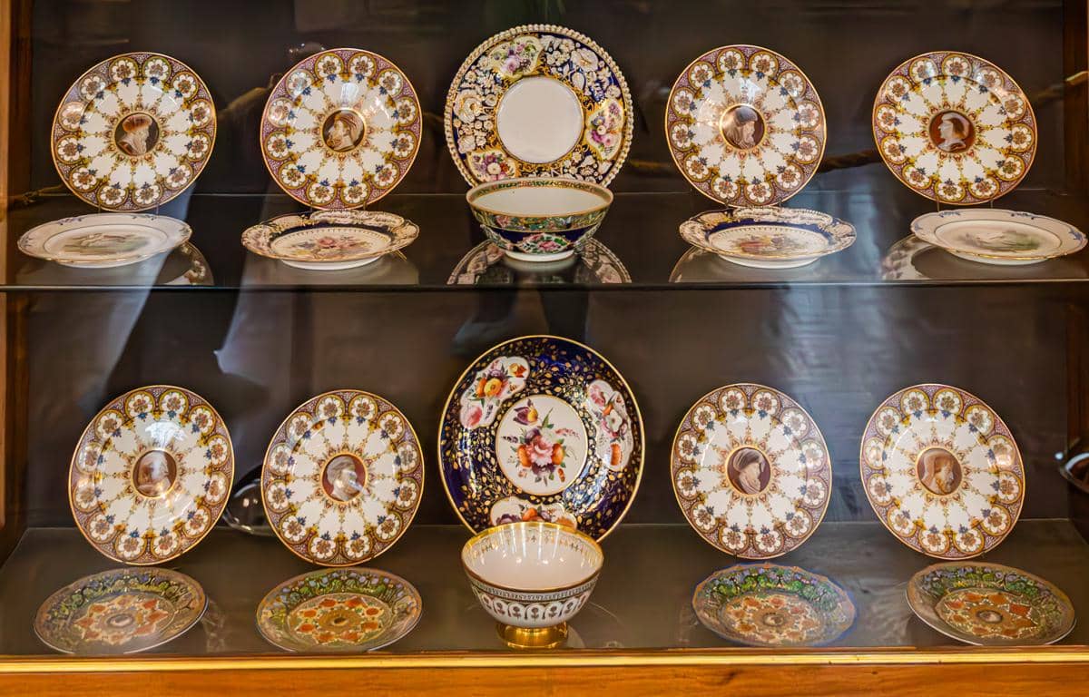 salah satu koleksi hadiah yang ada di Istana Golestan.