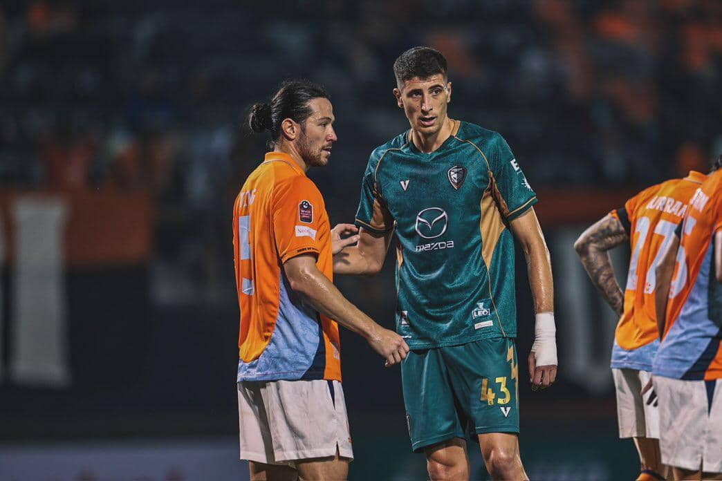 Penampilan bek Nenad Lalic (kanan) saat masih memperkuat Nakhon Ratchasima FC.