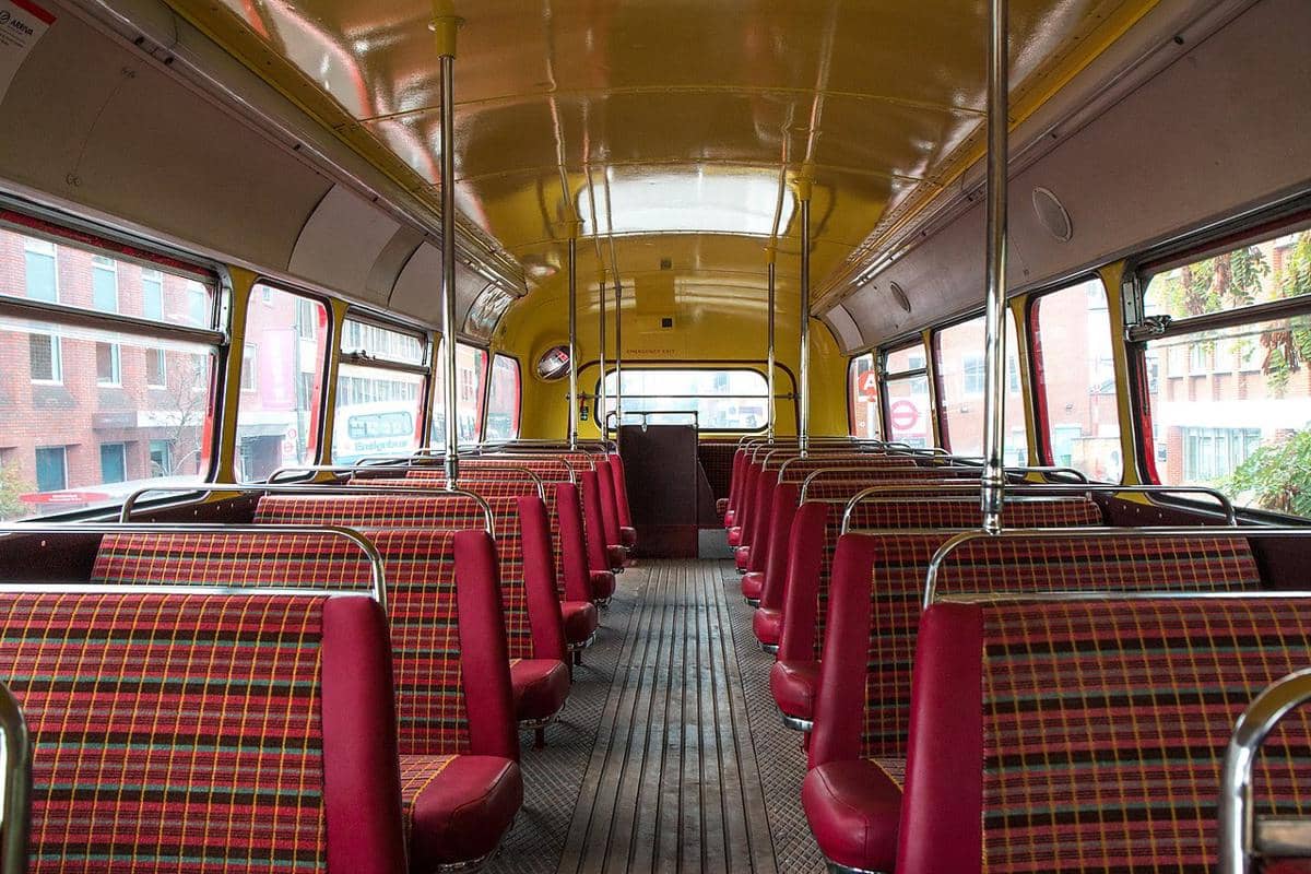 Interior dek atas yang khas dari bus tingkat AEC Routemaster.