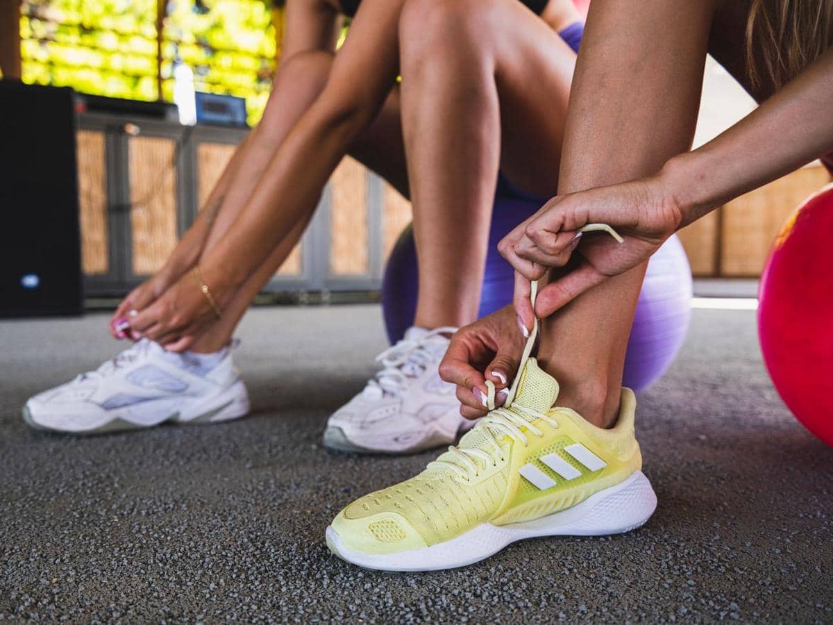 Perbedaan Sepatu Lari Plat Carbon dan Biasa, Mana yang Lebih Tepat?