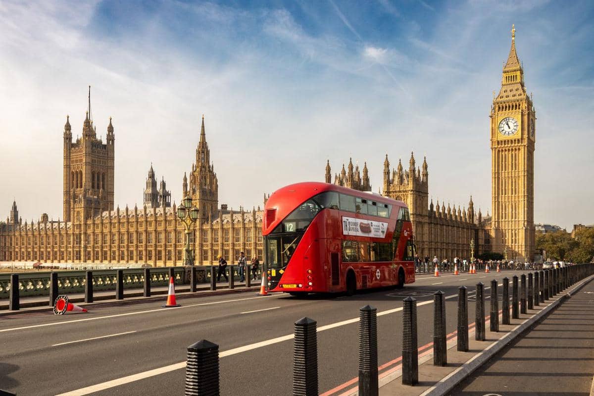 Routemaster Baru yang sedang melaju di atas Jembatan Westminster, London.