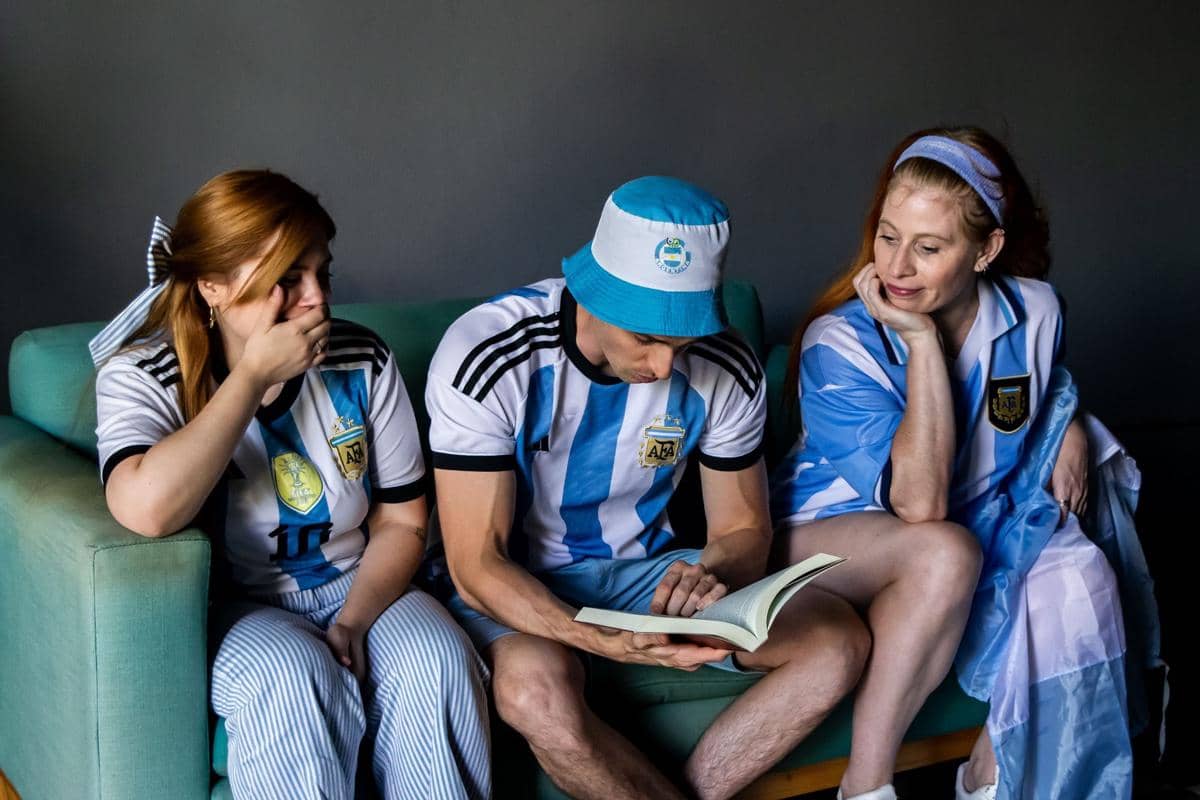 ilustrasi orang memakai jersey Argentina