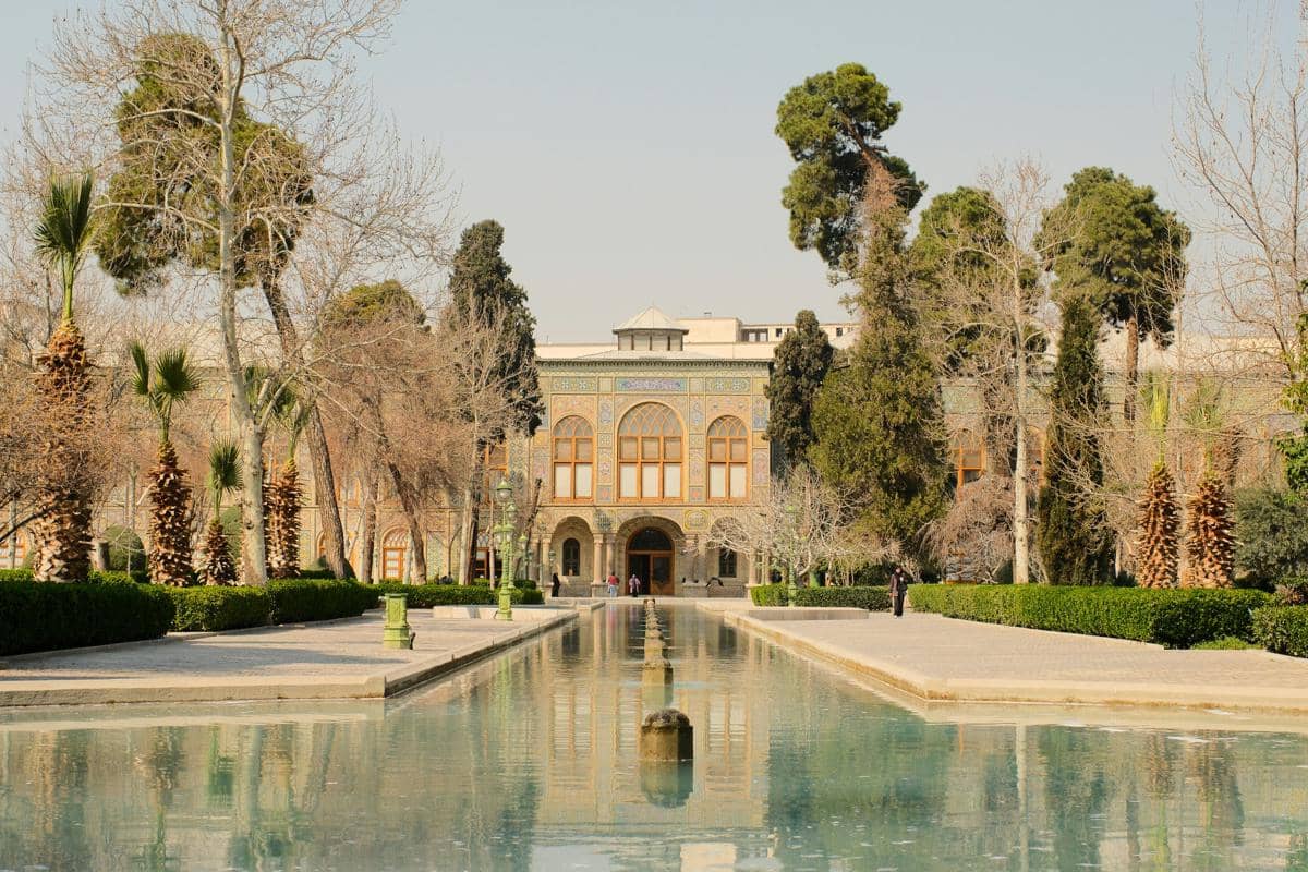 Taman di kompleks Istana Golestan menjadi inspirasi di balik nama "Golestan" yang berarti taman mawar.