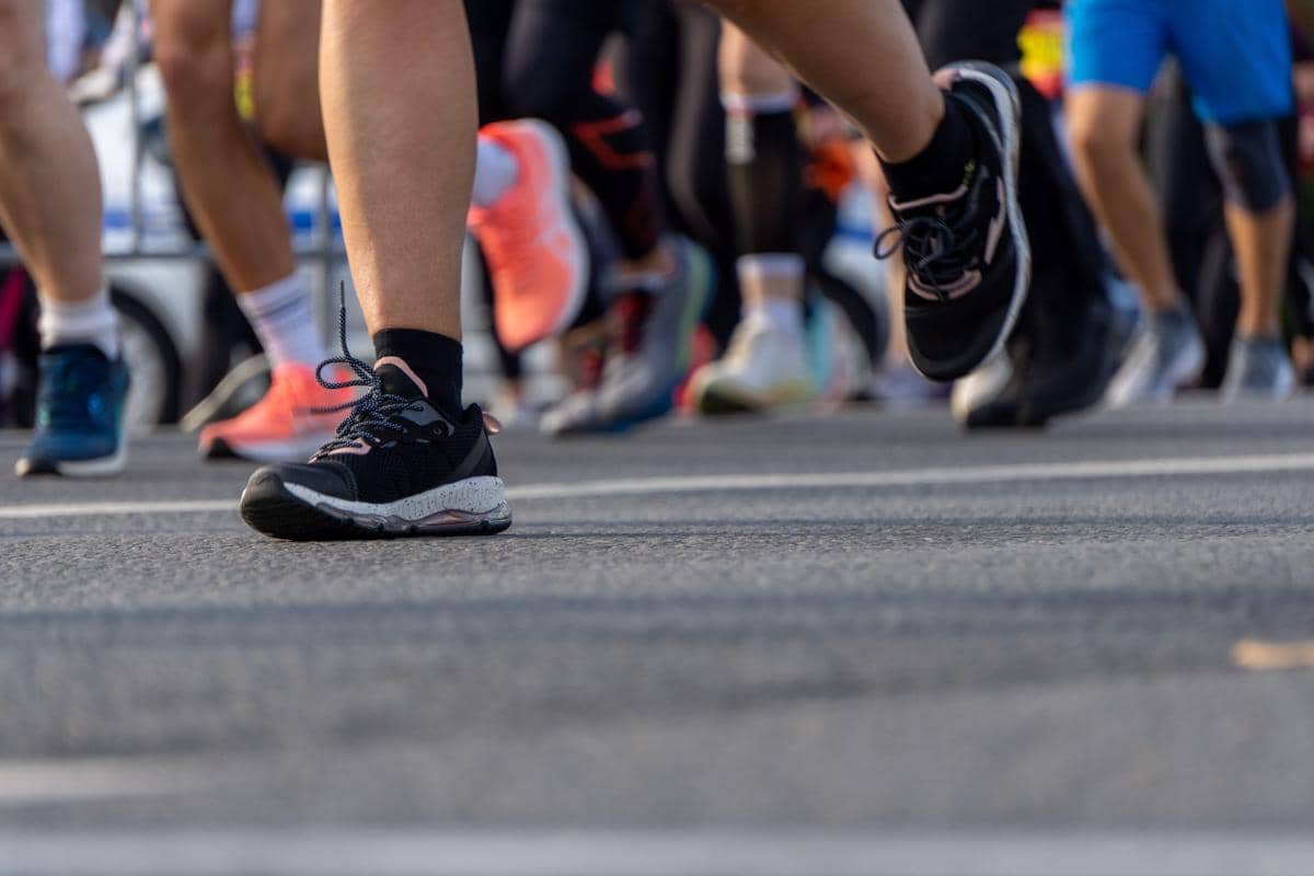 ilustrasi running shoes dipakai lari (pexels.com/Andrew Durkin)