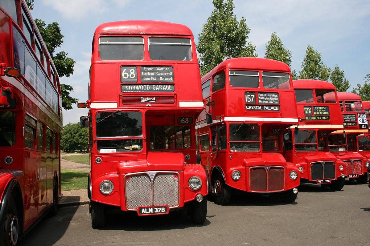 Bus tingkat AEC Routemaster yang terawat.