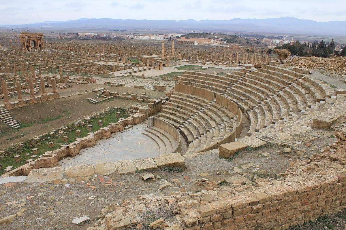 Teater Romawi di situs arkeologi Timgad, Aljazair.