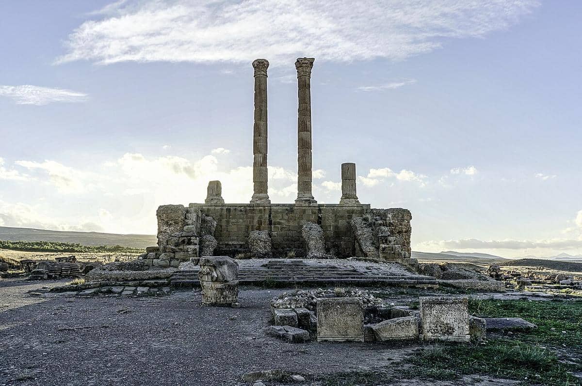 Capitolium (Kuil Capitoline) di situs arkeologi Timgad, Aljazair.
