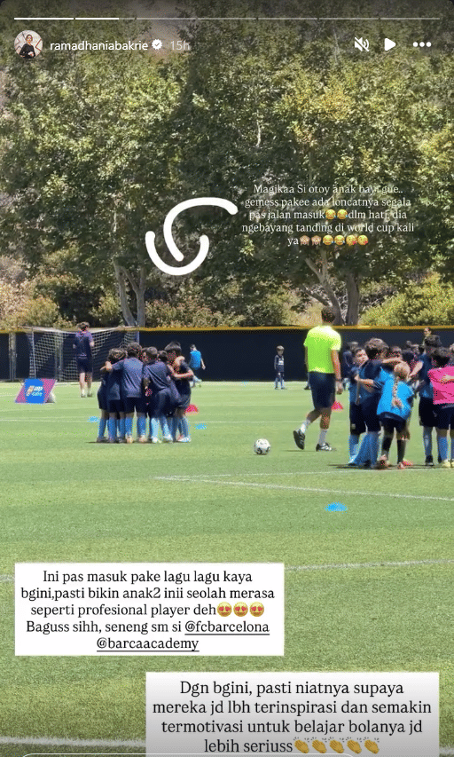 Anak-anak mengenakan seragam biru sedang berlatih sepak bola di lapangan hijau bersama pelatih di Barcelona Academy.