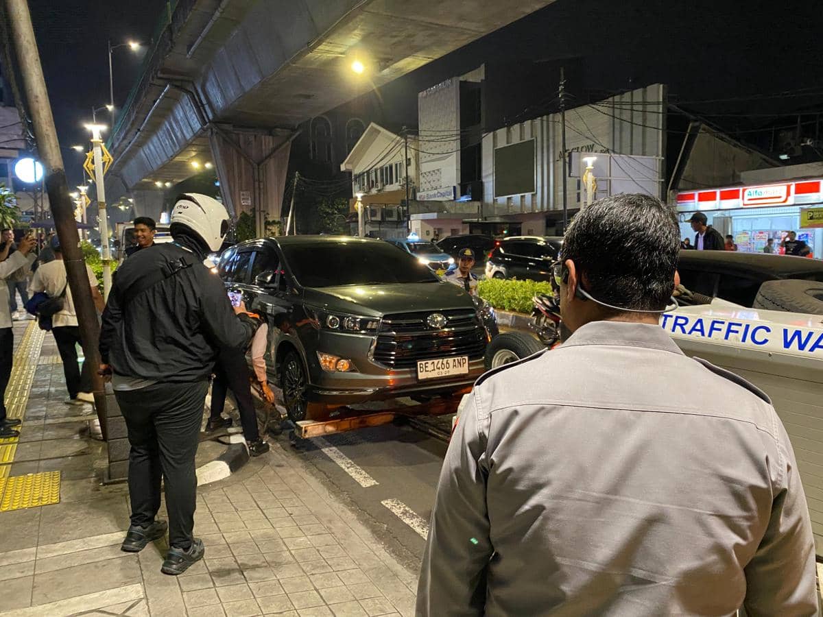 Truk Molen Nyangkut di Kolong Jembatan Matraman, Dishub Evakuasi Satu Jam