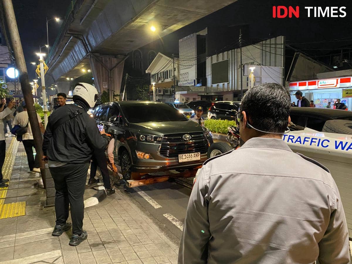 Dishub DKI Derek Mobil Mewah Parkir Liar di Senopati: Tak Ada Toleransi
