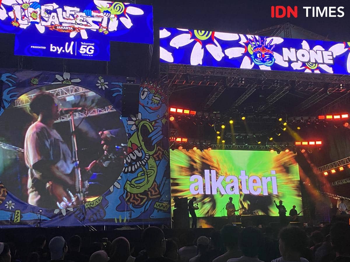 Penampilan band Alkateri di panggung utama Localfest Jakarta 2026 dengan pencahayaan warna-warni dan layar LED besar di malam hari.