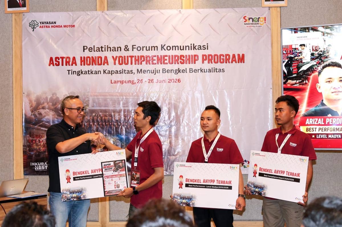 Perwakilan Yayasan Astra Honda Motor menyerahkan penghargaan kepada peserta program Astra Honda Youthpreneurship di Lampung.
