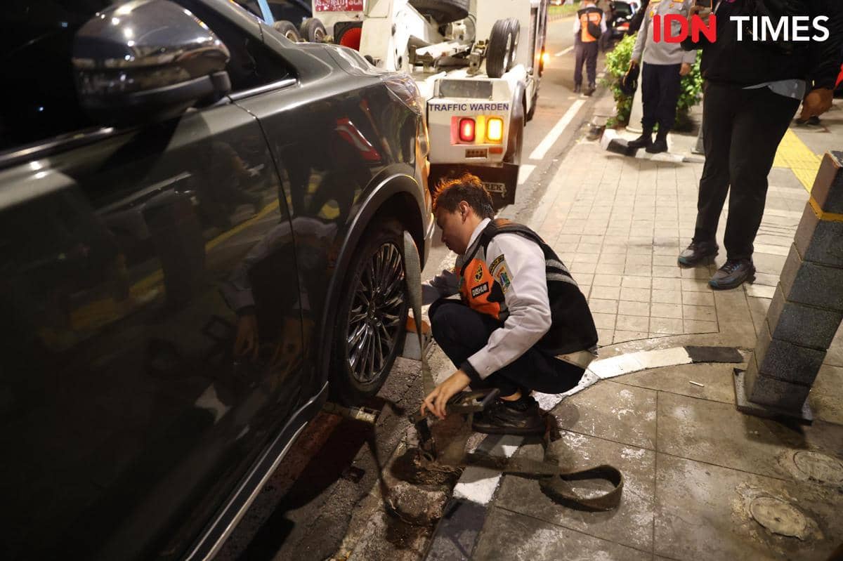 Dishub DKI Derek Mobil Mewah Parkir Liar di Senopati: Tak Ada Toleransi