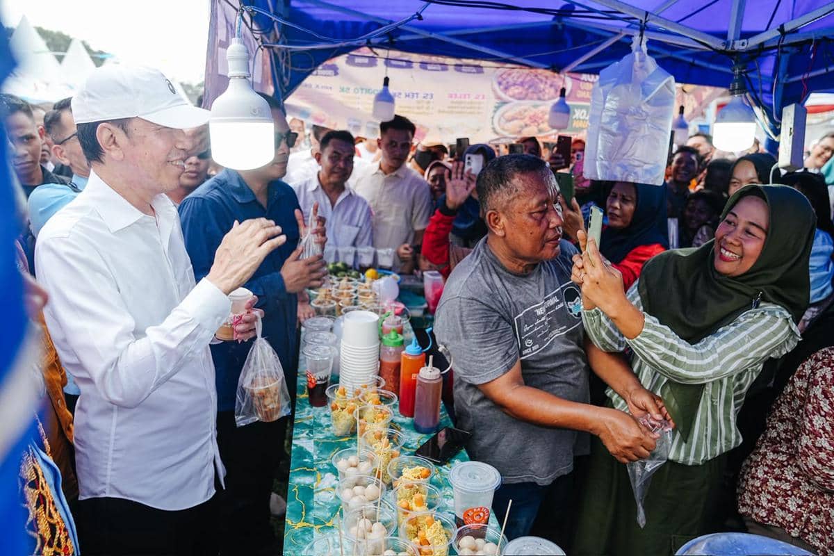 Jokowi Jajan Es Kopi dan Keripik saat Kunjungi Centra UMKM Lampung Tengah