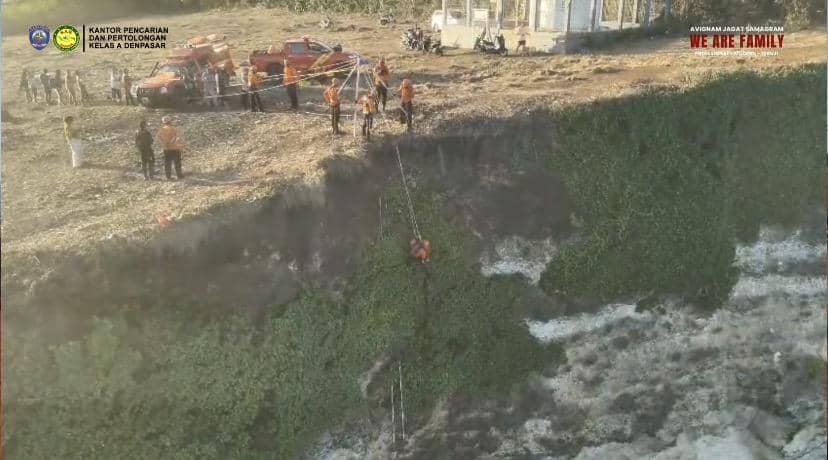 Tim SAR Evakuasi 3 Buruh Terjebak Air Pasang di Uluwatu