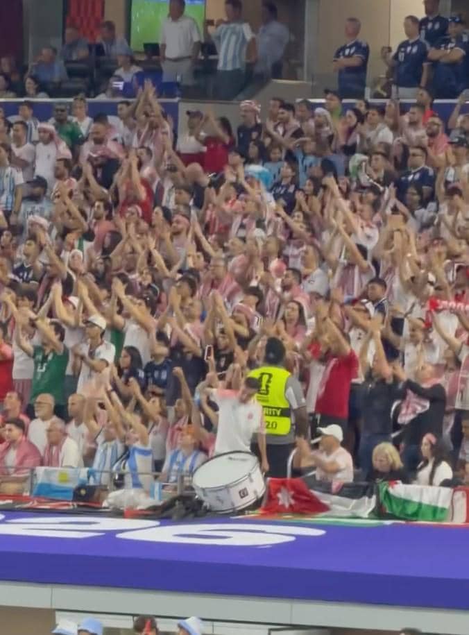 Penonton memenuhi tribun stadion dengan atribut tim nasional, bersorak dan mengibarkan bendera saat pertandingan Piala Dunia 2026.