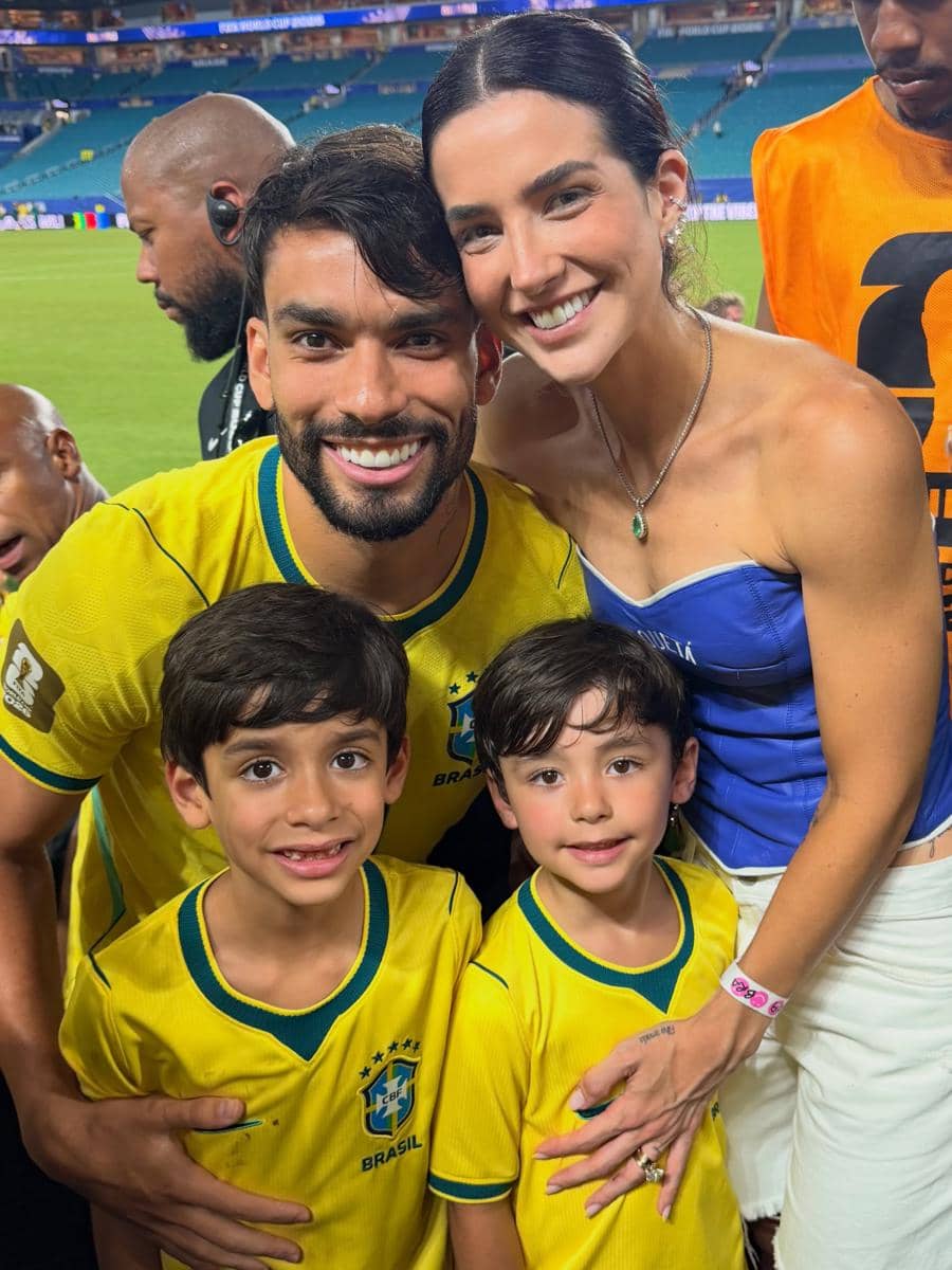 Seorang pemain sepak bola Brasil berpose bersama pasangan dan dua anaknya di stadion setelah pertandingan Piala Dunia 2026.