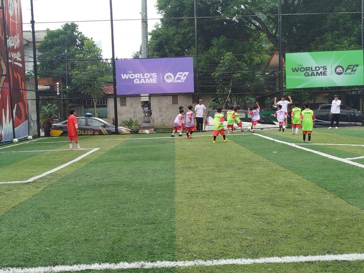 Anak-anak mengikuti coaching clinic sepak bola di lapangan mini dengan pelatih dan instruktur yang mengarahkan latihan.