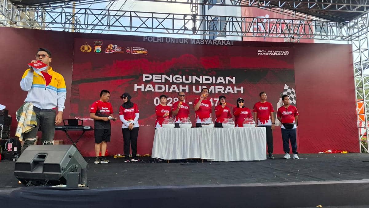 Kapolda Sulsel Djuhandhani Rahardjo Puro bersama PJU saat mengambil nomor undian hadiah Bhayangkara Run Polres Pelabuhan Makassar, Minggu (2