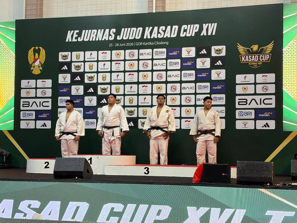 Empat atlet judo berdiri di podium penghargaan Kejurnas Judo Kasad Cup XVI 2026 di GOR Kartika Cilodong mengenakan gi putih.