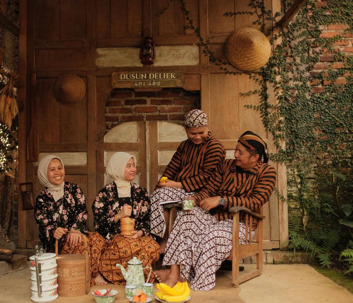 7 Ide Foto Keluarga Tema Pedesaan ala Sus Rini, Temanya Out of The Box